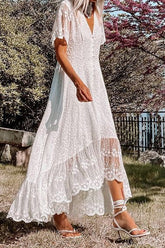 Weißes Maxikleid mit V-Ausschnitt und Spitze